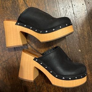 MIA Novi in black platform closed toe clogs